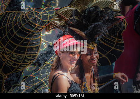 Femelle noir et blanc femme participant à la parade Caribana de Toronto - Canada Banque D'Images