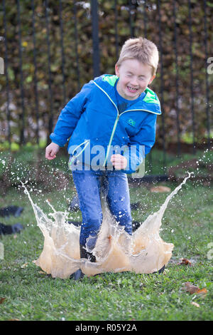 Photo datée du 23 octobre montre frère et soeur Henry (7) et (9) Lily se pratique dans les premières pour le monde championnats de saut flaque à Wicksteed Park à Kettering, Northants, qui se tiendra demain.(mercredi) Les concurrents ont été occupé par l'entraînement pour la sixième édition annuelle des Championnats du monde de saut flaque demain (mercredi). Les jeunes ont mis en pratique leurs projections, qui se préparent pour l'événement à Wicksteed Park à Kettering. Les organisateurs ont fait plus de flaques que jamais pour tenter de faire de cette année, le concours le plus grand et le meilleur à ce jour. Banque D'Images