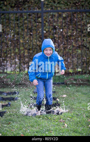 Photo datée du 23 octobre montre frère et soeur Henry (7) et (9) Lily se pratique dans les premières pour le monde championnats de saut flaque à Wicksteed Park à Kettering, Northants, qui se tiendra demain.(mercredi) Les concurrents ont été occupé par l'entraînement pour la sixième édition annuelle des Championnats du monde de saut flaque demain (mercredi). Les jeunes ont mis en pratique leurs projections, qui se préparent pour l'événement à Wicksteed Park à Kettering. Les organisateurs ont fait plus de flaques que jamais pour tenter de faire de cette année, le concours le plus grand et le meilleur à ce jour. Banque D'Images