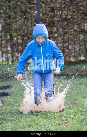 Photo datée du 23 octobre montre frère et soeur Henry (7) et (9) Lily se pratique dans les premières pour le monde championnats de saut flaque à Wicksteed Park à Kettering, Northants, qui se tiendra demain.(mercredi) Les concurrents ont été occupé par l'entraînement pour la sixième édition annuelle des Championnats du monde de saut flaque demain (mercredi). Les jeunes ont mis en pratique leurs projections, qui se préparent pour l'événement à Wicksteed Park à Kettering. Les organisateurs ont fait plus de flaques que jamais pour tenter de faire de cette année, le concours le plus grand et le meilleur à ce jour. Banque D'Images