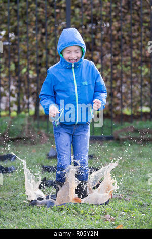 Photo datée du 23 octobre montre frère et soeur Henry (7) et (9) Lily se pratique dans les premières pour le monde championnats de saut flaque à Wicksteed Park à Kettering, Northants, qui se tiendra demain.(mercredi) Les concurrents ont été occupé par l'entraînement pour la sixième édition annuelle des Championnats du monde de saut flaque demain (mercredi). Les jeunes ont mis en pratique leurs projections, qui se préparent pour l'événement à Wicksteed Park à Kettering. Les organisateurs ont fait plus de flaques que jamais pour tenter de faire de cette année, le concours le plus grand et le meilleur à ce jour. Banque D'Images