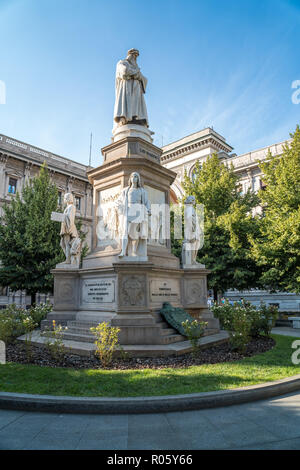 Leonardo's monument sur la Piazza della Scala, Milan, Italie. Banque D'Images