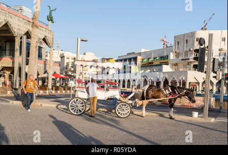 Tel Aviv, Israël - 6 juin 2018 : seule la calèche et le cavalier dans le centre de Tel Aviv, Israël. Visite nostalgique pour visiteur. Banque D'Images