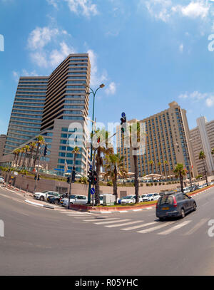 Tel Aviv, Israël - le 6 juin 2018 : Yehezkel Kaufmann Avenue et Yosef Levi rue le long de la plage de Tel Aviv, Israël Banque D'Images