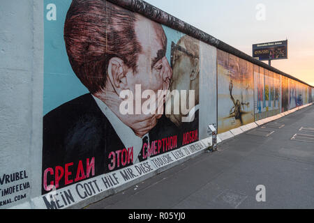 Monument East Side Gallery, Dimitrij Vroubel, frère baiser entre Leonid Brejnev et Erich Honecker, Berlin, Allemagne Banque D'Images