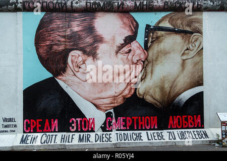 Monument East Side Gallery, Dimitrij Vroubel, frère baiser entre Leonid Brejnev et Erich Honecker, Berlin, Allemagne Banque D'Images