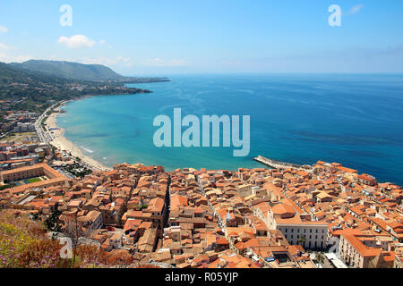 Vue aérienne de la vieille ville de Cefalù avec belle plage et mer Méditerranée, Sicile, Italie Banque D'Images