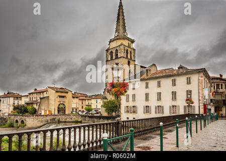 Vue sur l'église de l'ancien pont sur la rivière Salat dans le village Saint Girons. Ariege France Banque D'Images