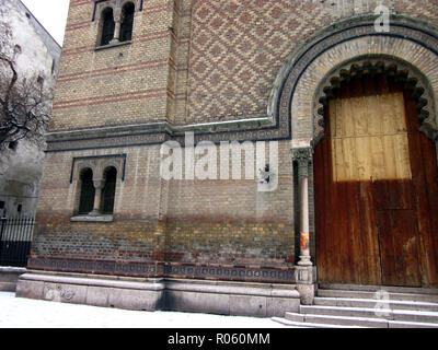 Porte de Cetate (Mosaïque) Synagogue sur un jour d'hiver enneigé à Timisoara, Roumanie Banque D'Images