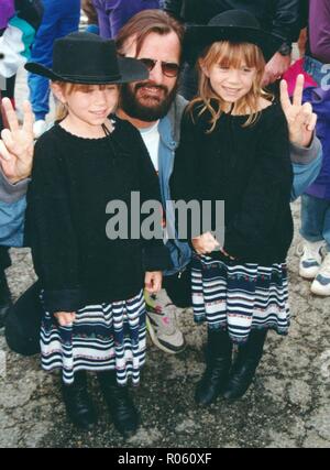 Ringo Starr avec Mary-Kate et Ashley Olsen. 1993. Photo de John Barrett/PHOTOlink /MediaPunch Banque D'Images