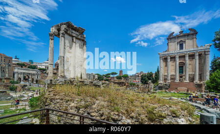 Les ruines du Temple de Vesta et le Temple d'Antonius et Faustine (San Lorenzo in Miranda) au Forum Romain, Rome, Italie Banque D'Images