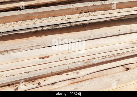 Rough sawn carte d'un tronc de pin, de matériaux de construction pour une maison en bois naturel, Banque D'Images