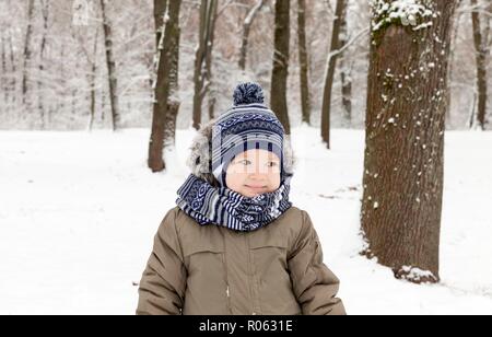 Garçon dans une saison d'hiver, jouant dans une zone couverte de neige blanc après une chute de neige. Gros plan photo Banque D'Images