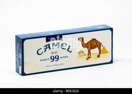 Portland, OR / USA - 13 octobre 2018 : blue Camel 99 cigarettes dans un carton, isolé sur fond blanc. Banque D'Images