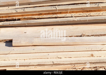 Rough sawn carte d'un tronc de pin, de matériaux de construction pour une maison en bois naturel, Banque D'Images