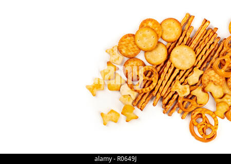 Une photo d'un assortiment de sel des craquelins, des bâtons, des bretzels, et poissons, un mix tourné à partir de ci-dessus, sur un fond blanc avec une place pour le texte Banque D'Images