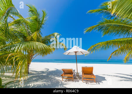 Belle plage. Des chaises sur la plage de sable près de la mer. Des vacances et locations de concept pour le tourisme. Paysage tropical d'inspiration Banque D'Images