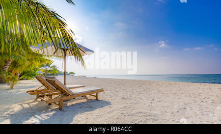 Maldives Paradise beach. L'île tropical parfait. De beaux palmiers et plage tropicale. Moody ciel bleu et bleu lagon. Des vacances de luxe Banque D'Images