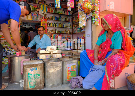 Les visages de l'un des Indiens et vendeur de rue le long de la rue de Manda, en Inde. Banque D'Images