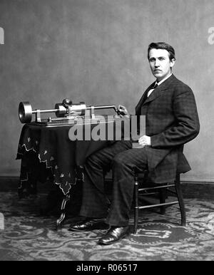 THOMAS Edison (1847-1931) l'inventeur américain et homme d'affaires. Mathew Brady's photo de phonographe Edison avec son deuxième modèle prises à Washington en avril 1878. Banque D'Images