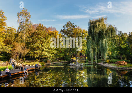 Wroclaw, Pologne, 06 Octobre 2018 : groupe d'inconnus vous détendre dans le jardin japonais à Wroclaw, Pologne Banque D'Images