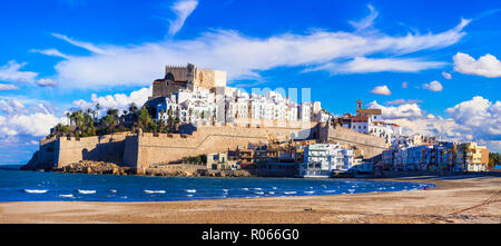 Peniscola vue impressionnant village,avec de vieux château, maisons traditionnelles et la mer,province de Castellon, Espagne. Banque D'Images