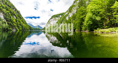 Lac de montagne parfait avec paysage panoramique arrière-plan. Forêt de pins verts, la nature paisible. Reflet du Lac, ciel bleu avec des nuages, d'Inspirer Banque D'Images