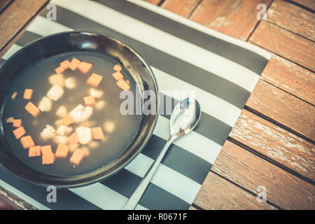 Soupe vegan sain sur table en bois haut. Banque D'Images