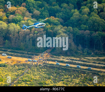 Photo aérienne, l'hélicoptère de police au cours de la démonstration à la mine à ciel ouvert, une démonstration à la mine à ciel ouvert avec l'usage de la police, une grande manifestation contre la Banque D'Images