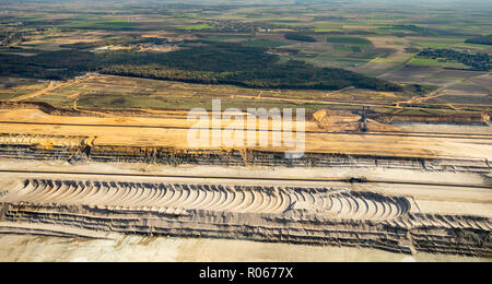 Pelle de charbon brun, aperçu de la mine de lignite Hambach et le Hambacher forêt, photographie aérienne, grande manifestation contre l'enlèvement de la th Banque D'Images