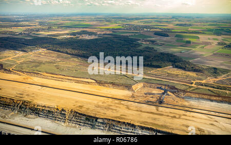 Pelle de charbon brun, aperçu de la mine de lignite Hambach et le Hambacher forêt, photographie aérienne, grande manifestation contre l'enlèvement de la th Banque D'Images