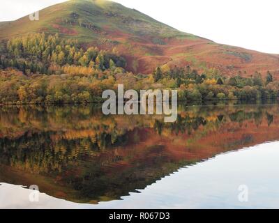 La distorsion des ondes de réflexion en Carling Knott, Loweswater Parc National de Lake District, Cumbria, Angleterre, Royaume-Uni Banque D'Images