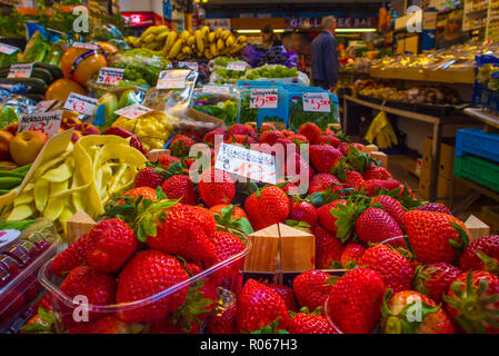 Étals de fruits frais du marché couvert dans la ville de Wroclaw, Pologne. Banque D'Images