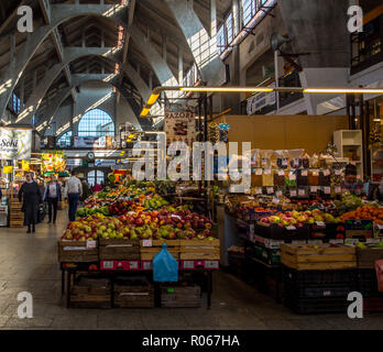 Étals de fruits frais du marché couvert dans la ville de Wroclaw, Pologne. Banque D'Images