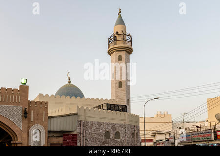 Le minaret d'une mosquée au Souk de Muttrah à Muscat, Oman Banque D'Images