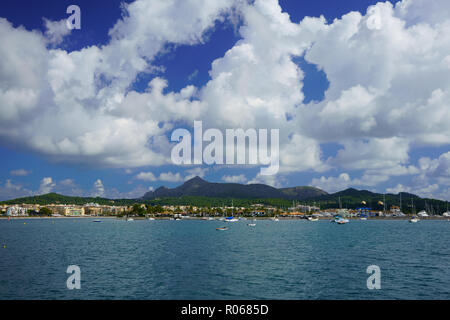 PORT D''ALCÚDIA, Majorque, ESPAGNE - 5 octobre, 2018 : panorama paysage maritime de Port Alcudia et Port de Plaisance Alcudiamar. Banque D'Images