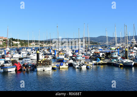 Port avec bateaux dans un quai. Sanxenxo, Rias Baixas, Galice, Espagne. Octobre 2018. Banque D'Images