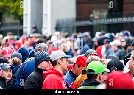 Boston, MA. Le 31 octobre 2018. Des milliers de fans attendant sur Tremont Street pour les Red Sox de Boston au Massachusetts parade de championnat. Banque D'Images