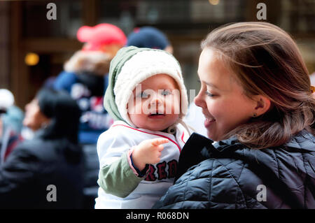 Boston, MA. Le 31 octobre 2018. La plus jeune des Boston Red Sox sur Tremont Street célèbre ventilateur pour les Red Sox de Boston au Massachusetts défilé Championnat Banque D'Images