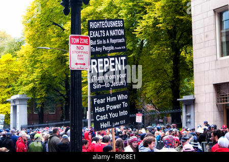 Boston, MA. Le 31 octobre 2018. Un ministre à marcher avec reglious citations bibliques sur des enseignes près sur Tremont Street pendant le championnat Red Sox je parade Banque D'Images