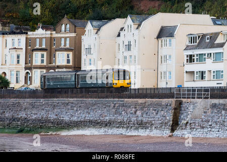 Exmouth, Devon, UK - 26 OCT 2018 : Classe 143 GWR Pacer 143603 Train au sud d'Exmouth. Banque D'Images