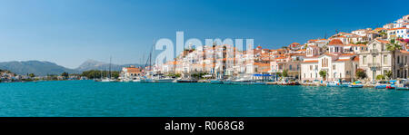 Port de l'île de Poros, l'île du golfe Saronique, côte de la mer Égée, Grèce, Europe Banque D'Images