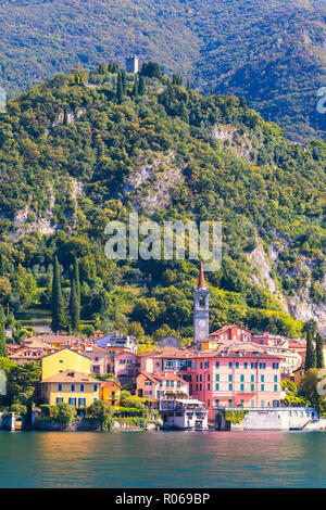 Varenna et Torre di Vezio vu à partir d'un voyage en bateau sur le lac de Côme, Lecco, Lombardie, province lacs italiens, Italie, Europe Banque D'Images