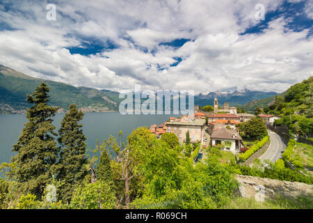 Nuages sur le village médiéval de Corenno Plinio et Le Lac de Côme, Lecco Dervio, province, la Lombardie, les lacs italiens, Italie, Europe Banque D'Images