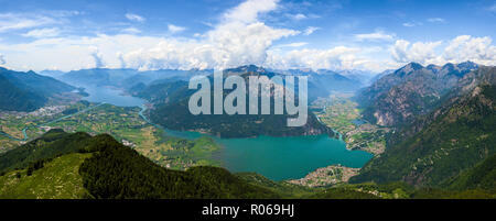 Vue panoramique vue aérienne de l'Alpe Bassetta et Lac de Côme vers Chiavenna, vallée de la Valtellina, province de Sondrio, Lombardie, Italie, Europe Banque D'Images