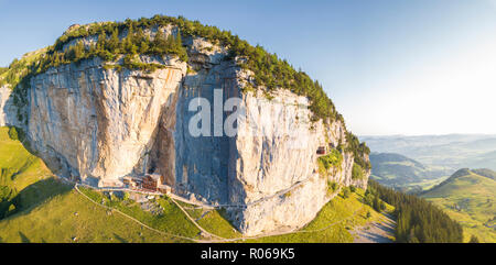 Vue panoramique aérienne de Aescher-Wildkirchli, Gasthaus Löwen, Appenzell Rhodes-Intérieures, Suisse, Europe Banque D'Images