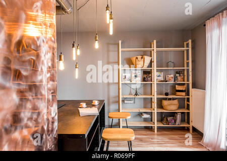 Loft moderne salle à manger faite en rose et gris avec mur de cuivre Banque D'Images
