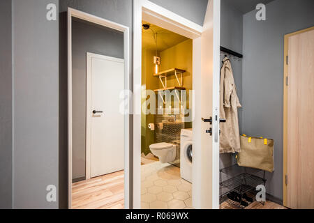 Vue intérieure de la salle de bain par la porte ouverte de l'appartement du corridor de Banque D'Images