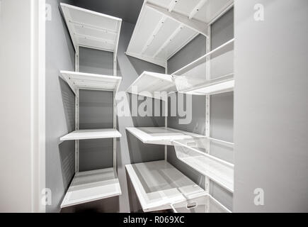 Vide armoire avec étagères en métal blanc, dans l'appartement Banque D'Images
