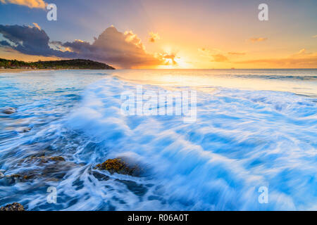 Coucher du soleil sur les vagues de la mer agitée, Galley Bay Beach, Antigua, Antigua et Barbuda, Iles sous le vent, Antilles, Caraïbes, Amérique Centrale Banque D'Images